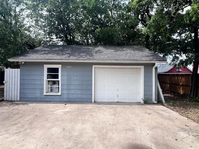 $329,900 | 704 Cherry Street, Graham, TX 76450