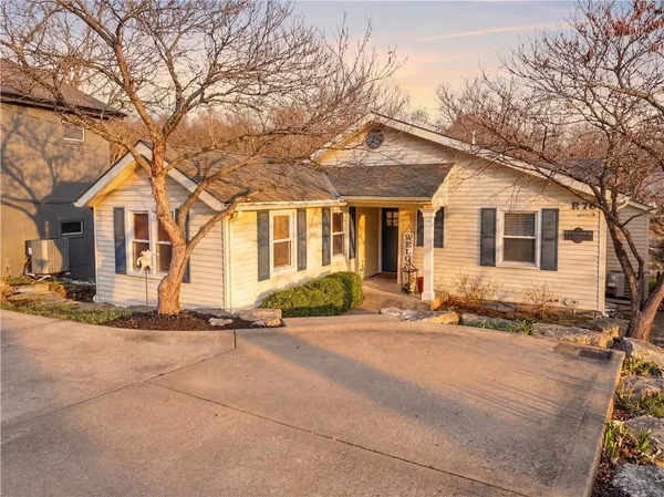 $825,000 | 76 R Street, Lee's Summit, MO 64086