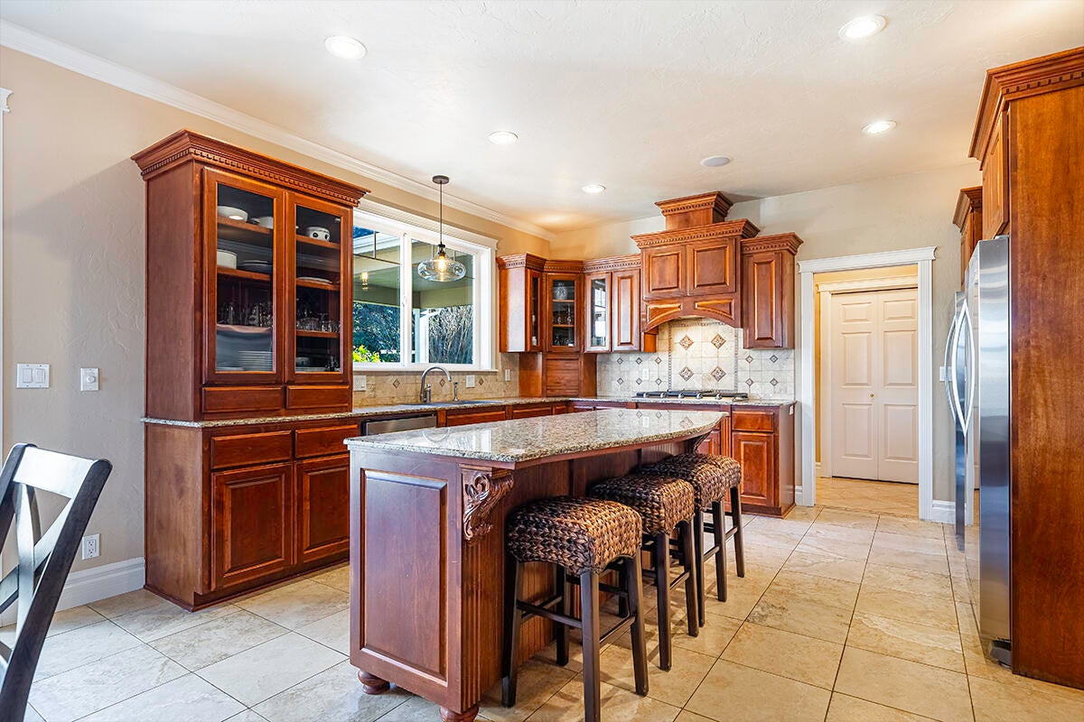 3343 Lone Pine Road Medford, OR 97504 - Photo 26 of 47 Gourmet Kitchen With Center Island, Granite Countertops & Travertine Floors