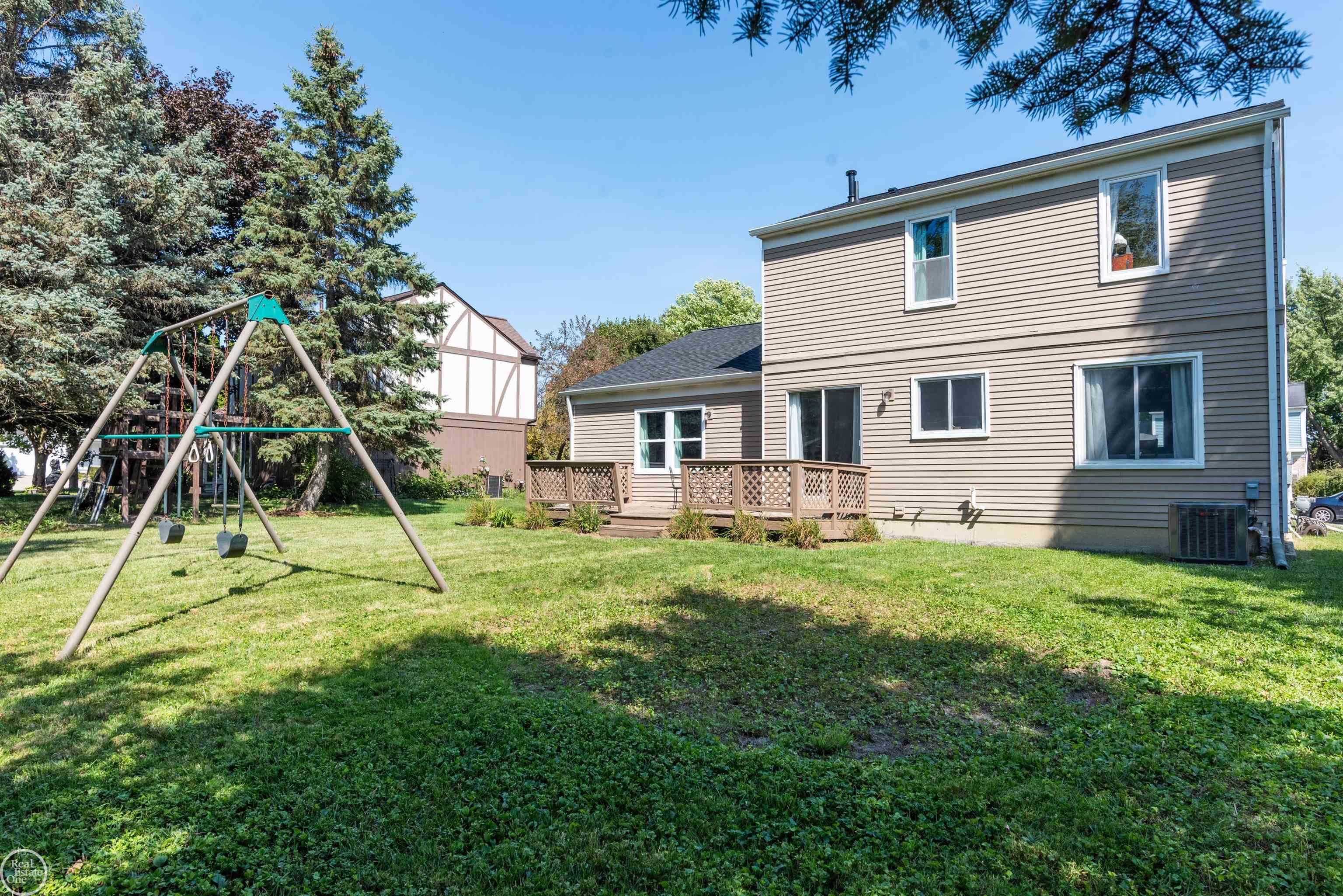 822 Hadley Road Rochester Hills, MI 48307 - Photo 2 of 27