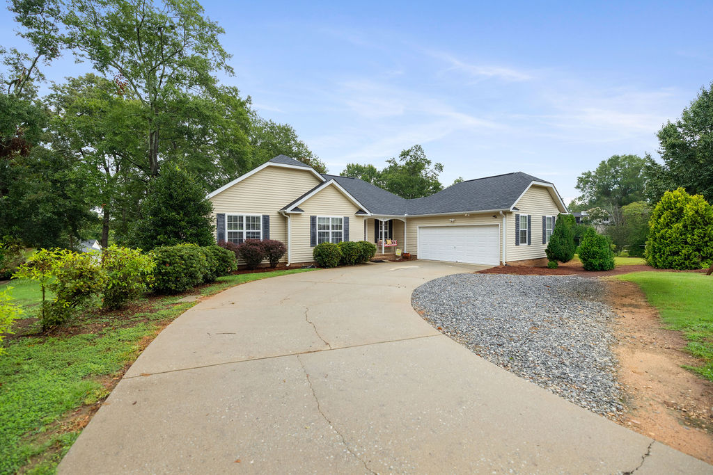 109 Coachman Court Anderson, SC 29625 - Photo 2 of 34