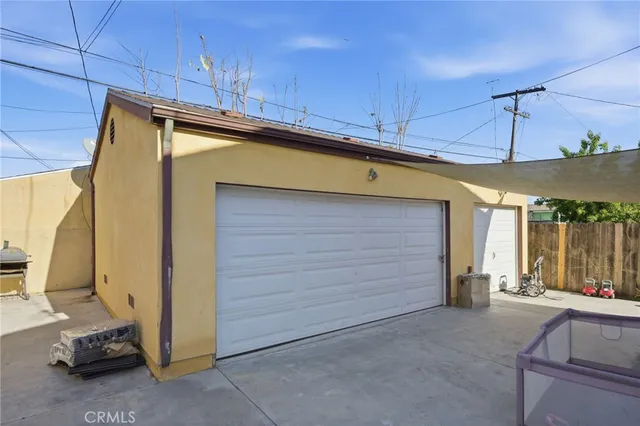 a view of a back yard of the house