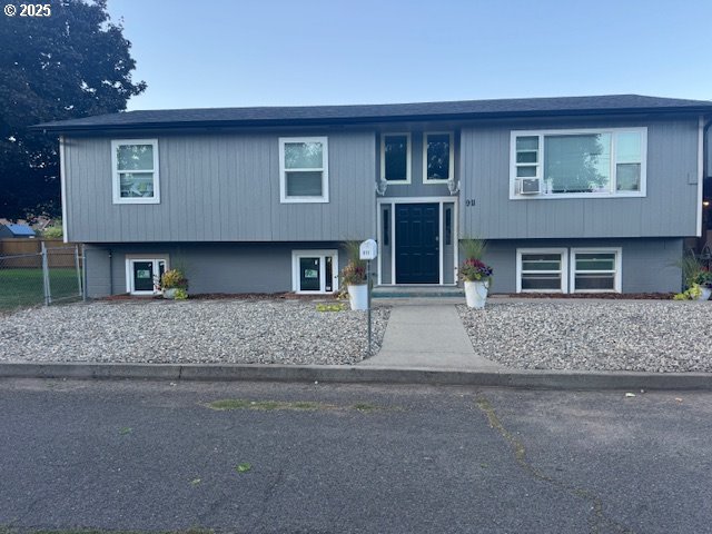 911 Division La Grande, OR 97850 - Photo 1 of 39 a front view of a house with a yard and garage
