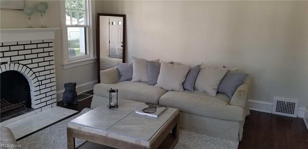 4504 Telhurst Road Cleveland, OH 44121 - Photo 4 of 35