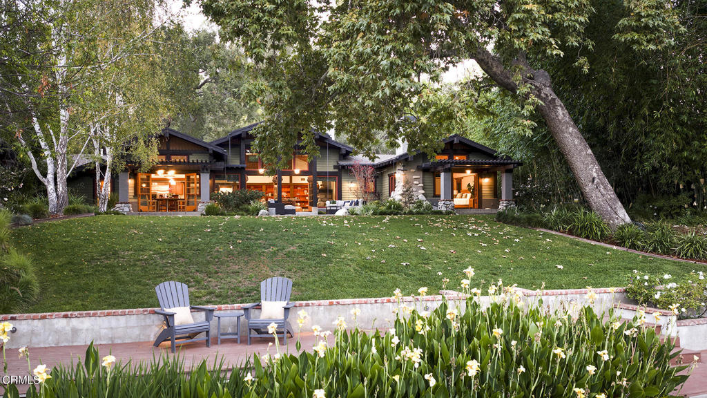 1260 La Loma Road Pasadena, CA 91105 - Photo 52 of 61 a backyard of a house with table and chairs