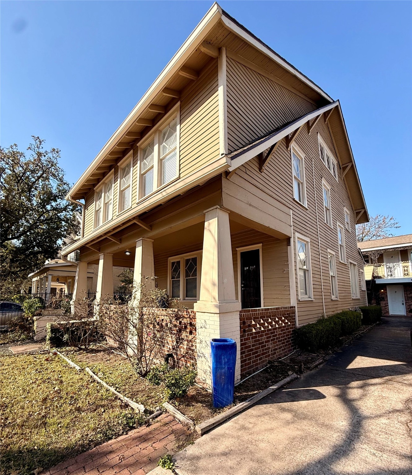 808 West Main Street, Unit 5 Houston, TX 77006 - Photo 6 of 6 a front view of a house with garden