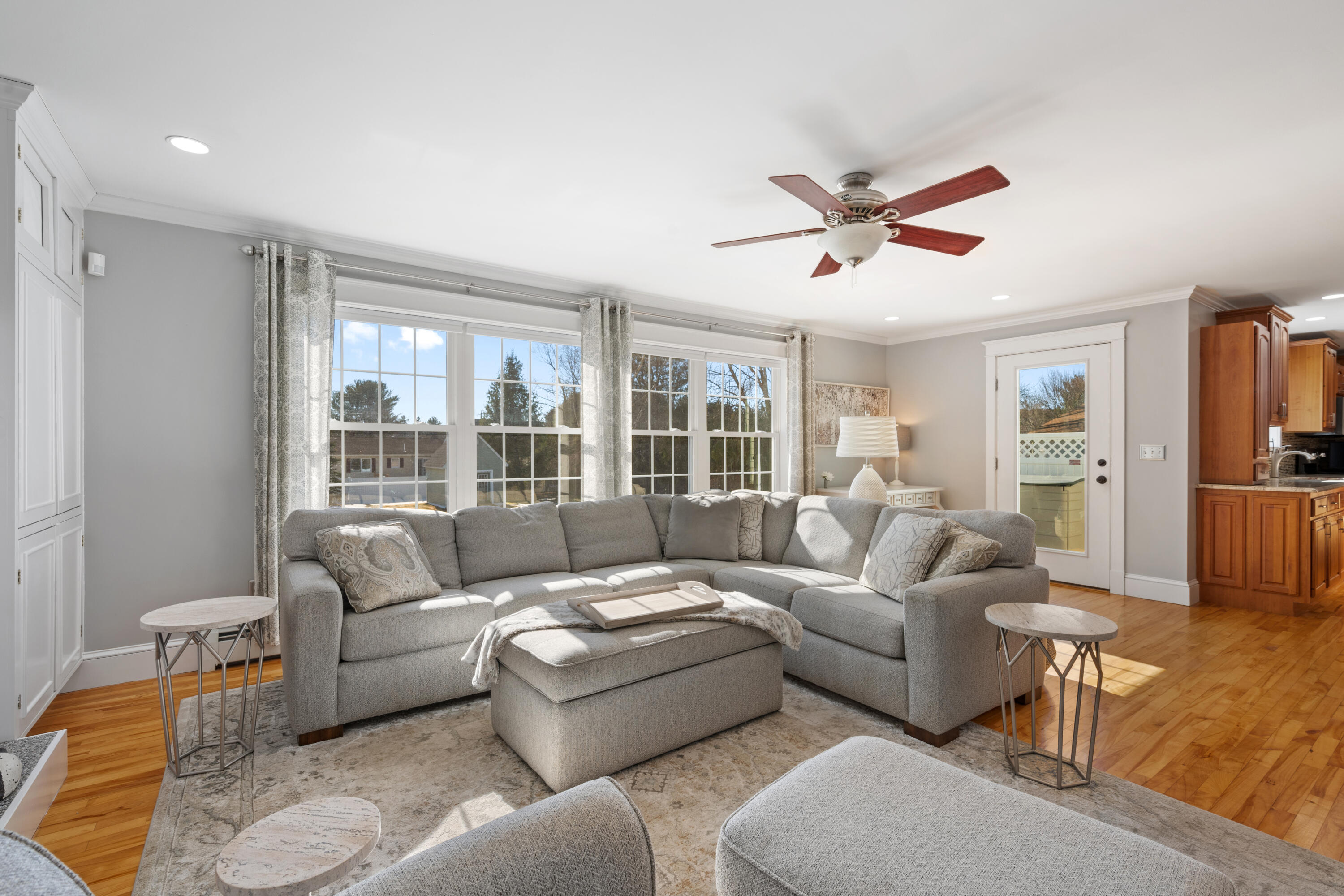 192 Laurel Circle Bangor, ME 04401 - Photo 6 of 85 035-Living Room
