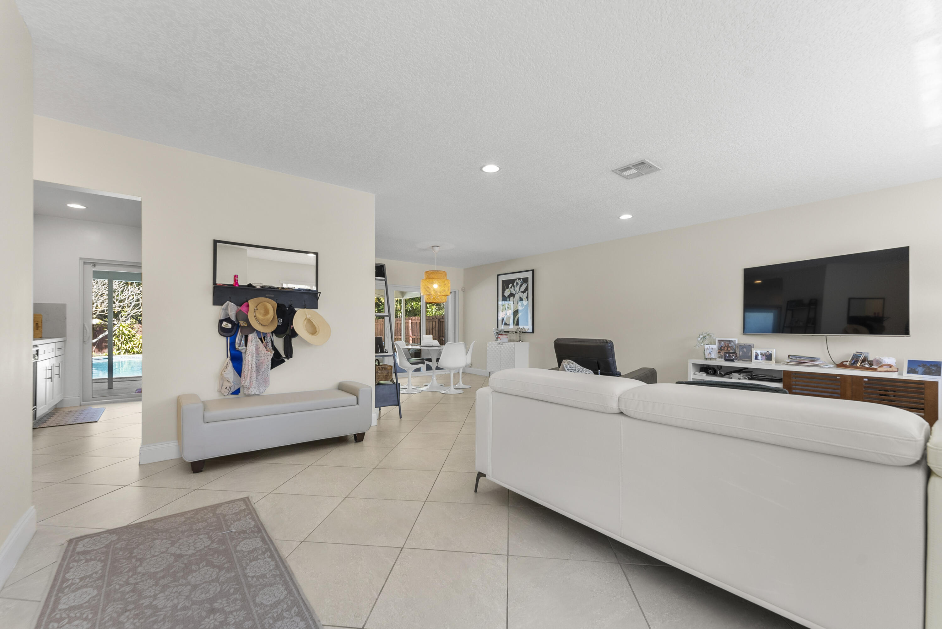 401 Northeast 10th Terrace Boca Raton, FL 33432 - Photo 7 of 46 DSC05700