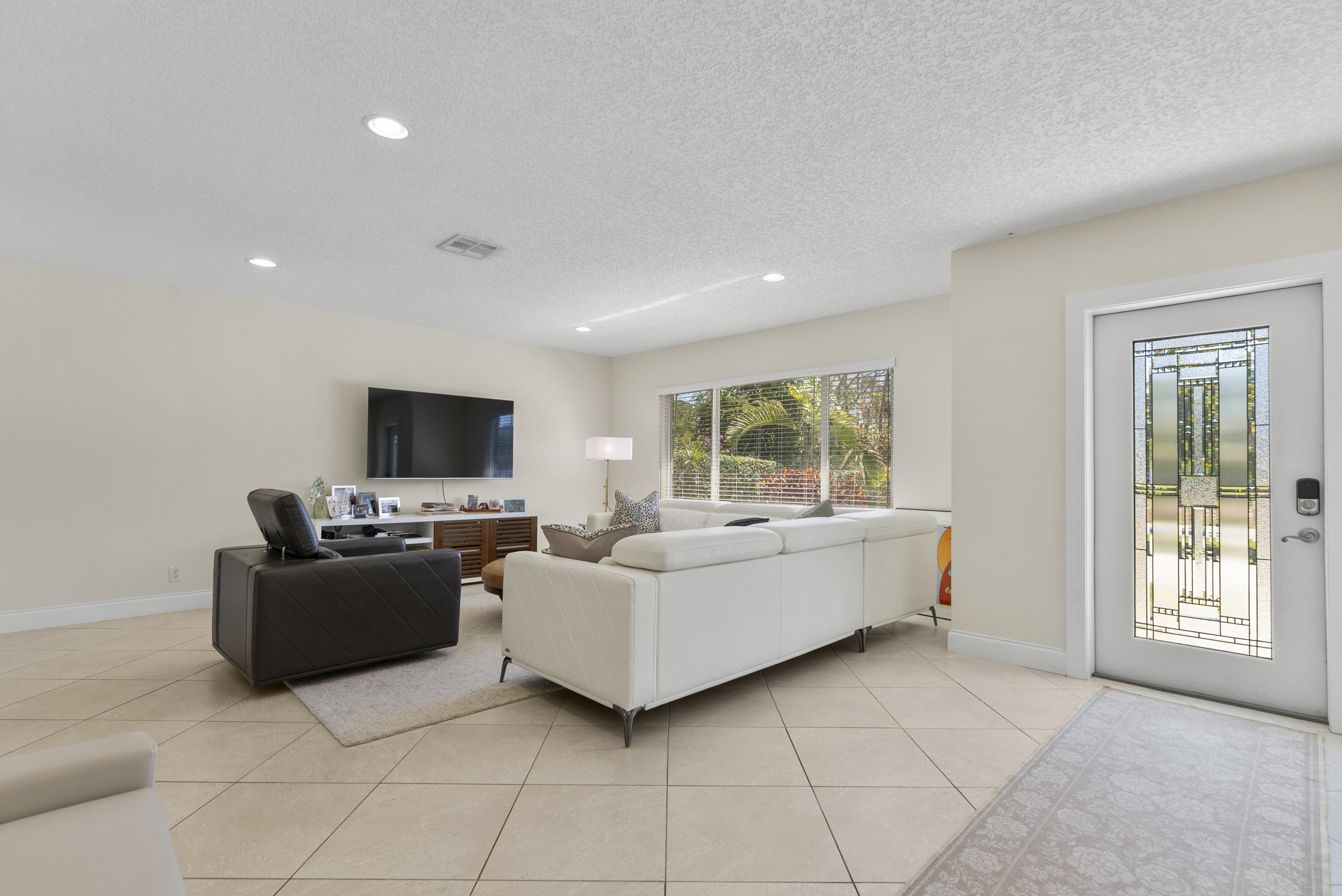 401 Northeast 10th Terrace Boca Raton, FL 33432 - Photo 8 of 46 DSC05760