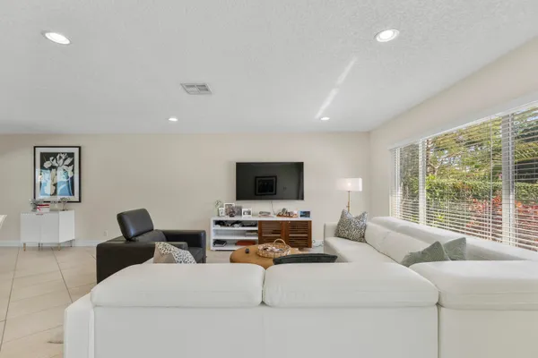 $9,000 | 401 Northeast 10th Terrace, Boca Raton, FL 33432
