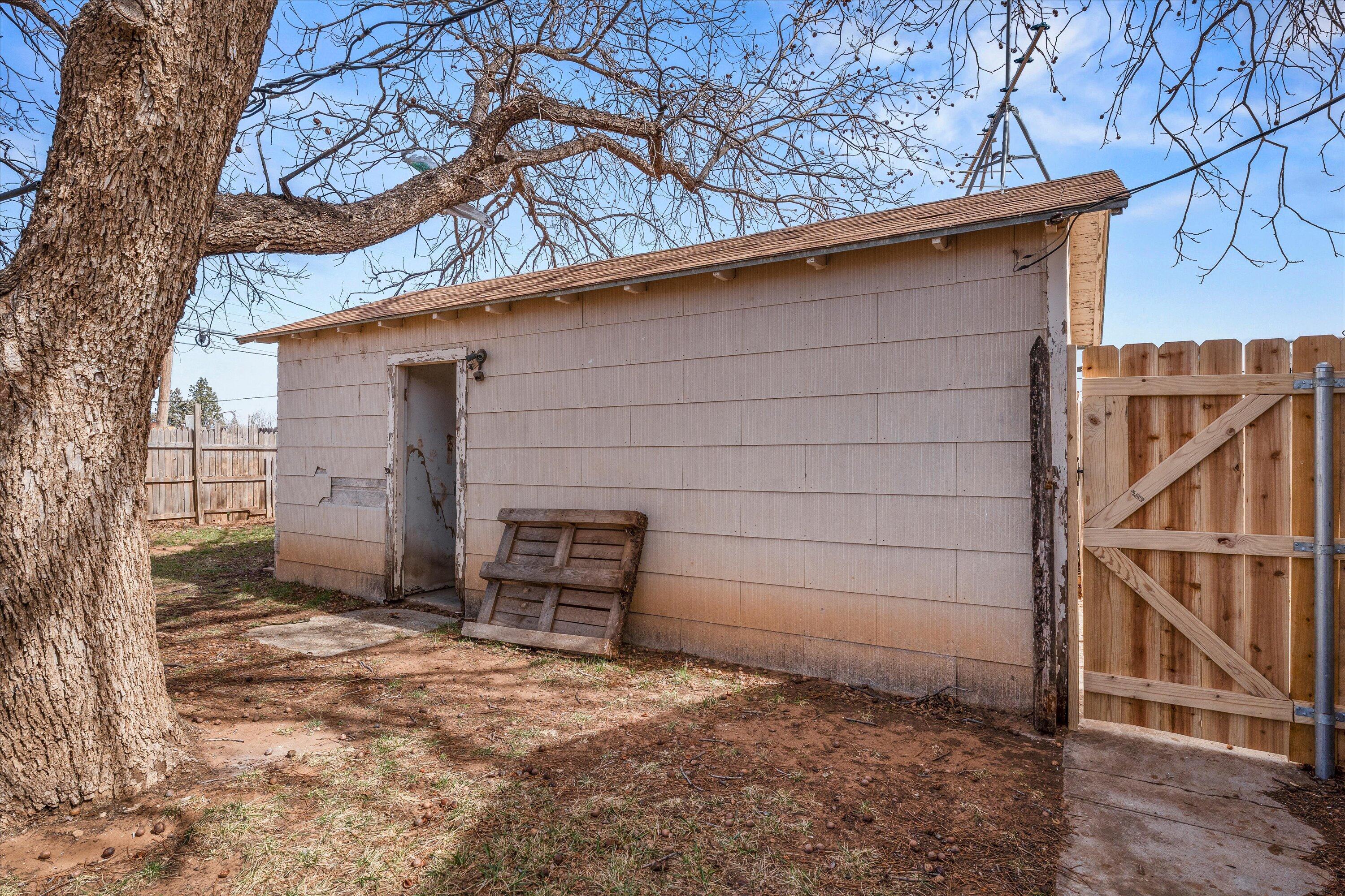 107 Hickory Street Levelland, TX 79336 - Photo 21 of 21 a backyard of a house