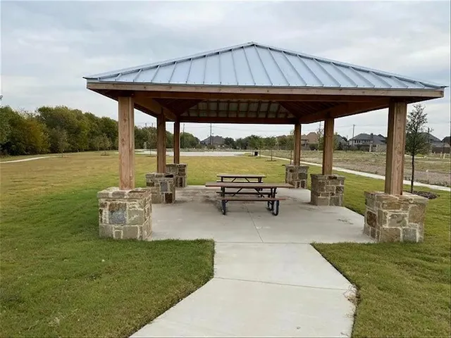 a sign that is sitting on a brick wall