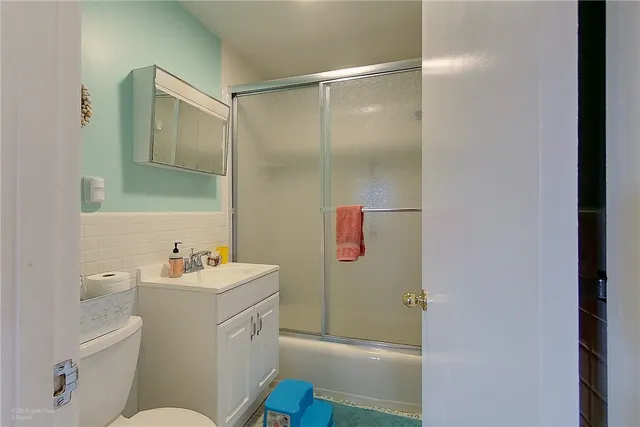 $3,650 | 16 South Drive, Middletown, RI 02842