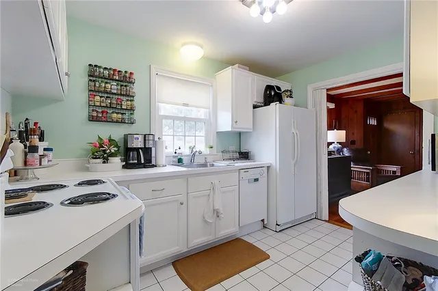 $3,650 | 16 South Drive, Middletown, RI 02842