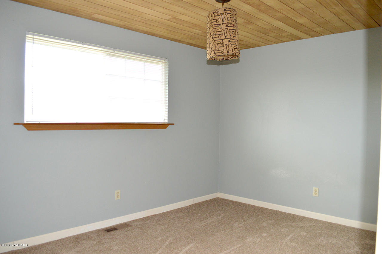 6207 Postma Road Yakima, WA 98901 - Photo 14 of 19 a view of a small space with window