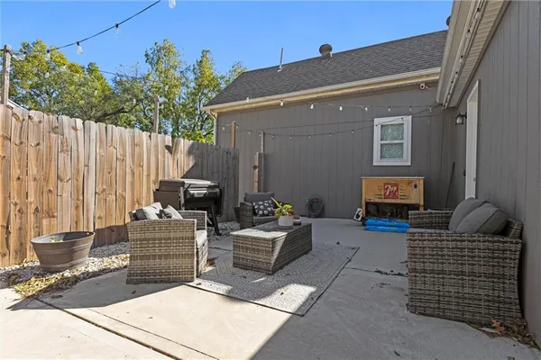 $260,000 | 427 Allcutt Avenue, Bonner Springs, KS 66012