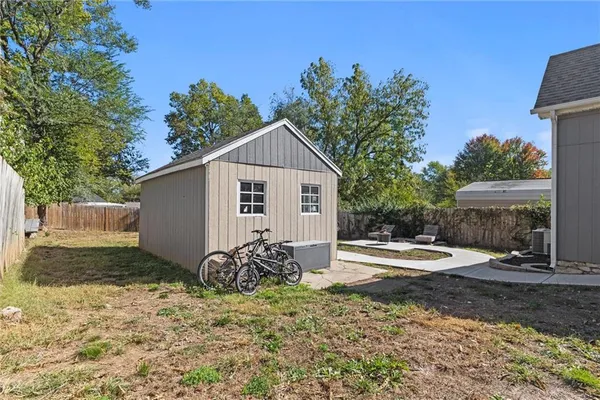 $260,000 | 427 Allcutt Avenue, Bonner Springs, KS 66012