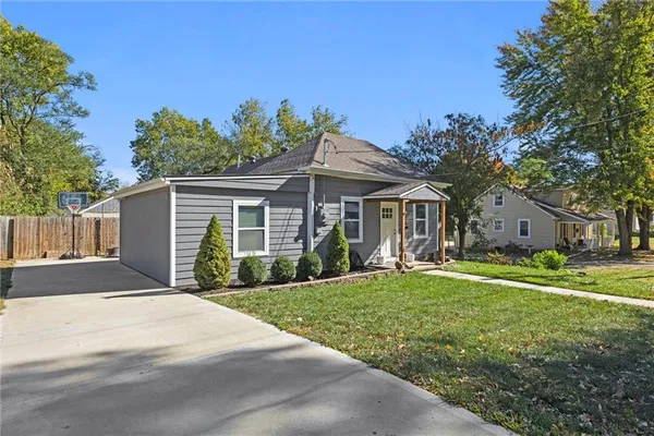 $260,000 | 427 Allcutt Avenue, Bonner Springs, KS 66012