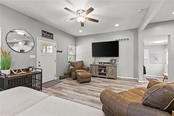 $260,000 | 427 Allcutt Avenue, Bonner Springs, KS 66012