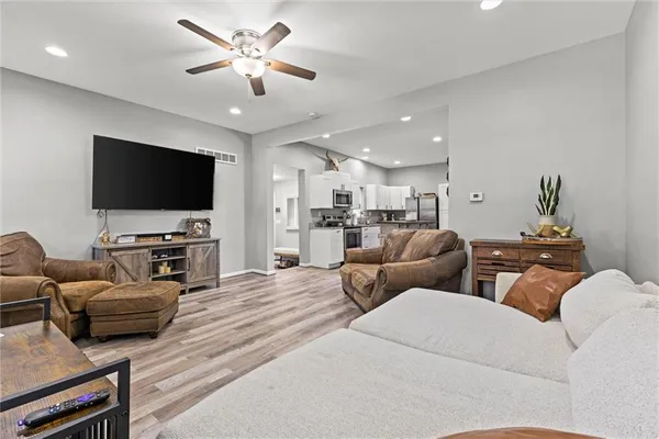 $260,000 | 427 Allcutt Avenue, Bonner Springs, KS 66012