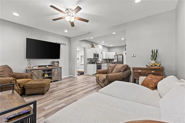 $280,000 | 427 Allcutt Avenue, Bonner Springs, KS 66012