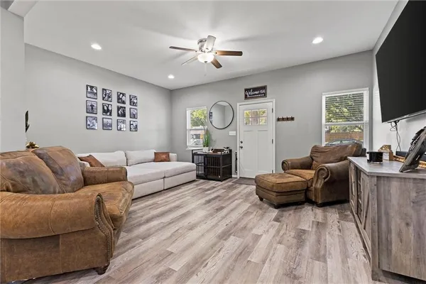 $260,000 | 427 Allcutt Avenue, Bonner Springs, KS 66012