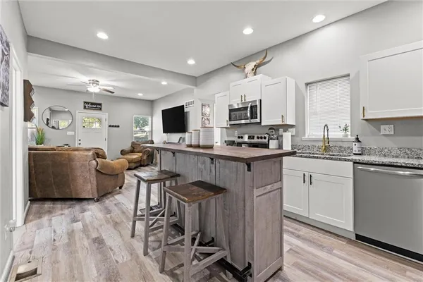 $260,000 | 427 Allcutt Avenue, Bonner Springs, KS 66012