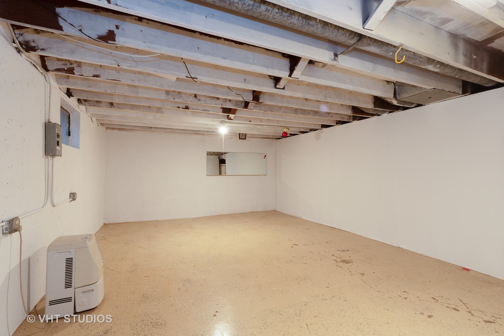 8826 Dee Road Des Plaines, IL 60016 - Photo 15 of 16 a view of a garage