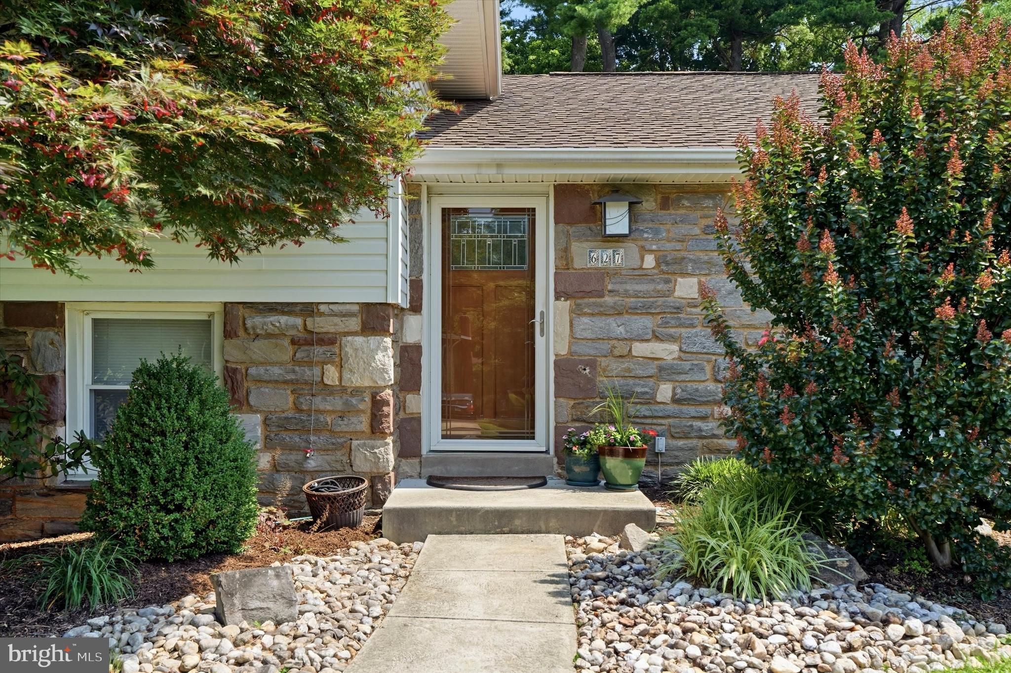 627 Meadow Road Huntingdon Valley, PA 19006 - Photo 2 of 34