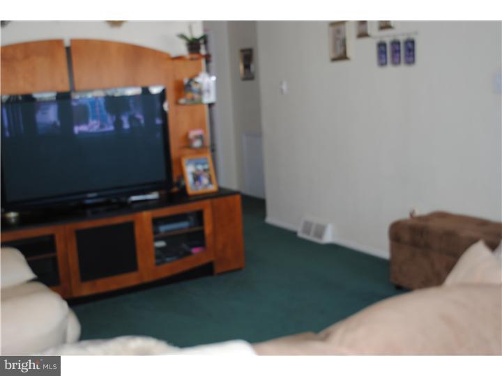 3850 Fairdale Road Philadelphia, PA 19154 - Photo 5 of 11 Living Room