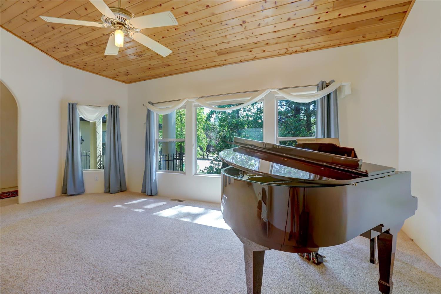16875 Southridge Road Penn Valley, CA 95946 - Photo 9 of 89 a view of a room with furniture and windows