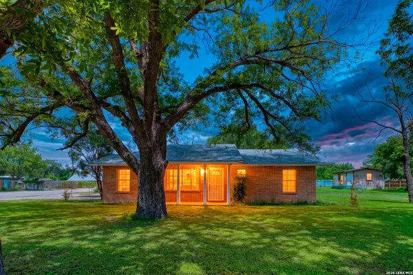 $190,000 | 300 South Farrar Street, Uvalde, TX 78801