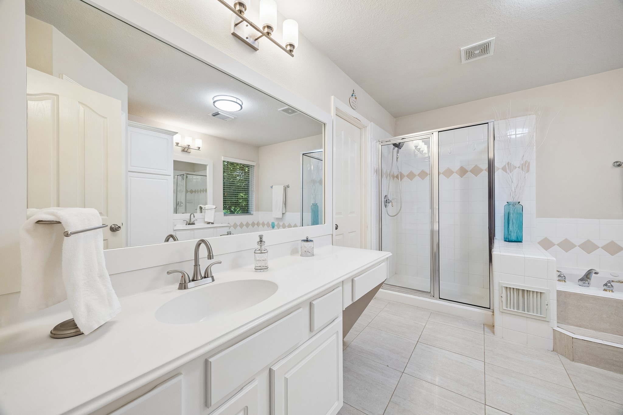 7618 North Linpar Court Houston, TX 77040 - Photo 17 of 34 The Primary ensuite bath offers separate sinks, plus a walk in shower and a jetted garden tub!