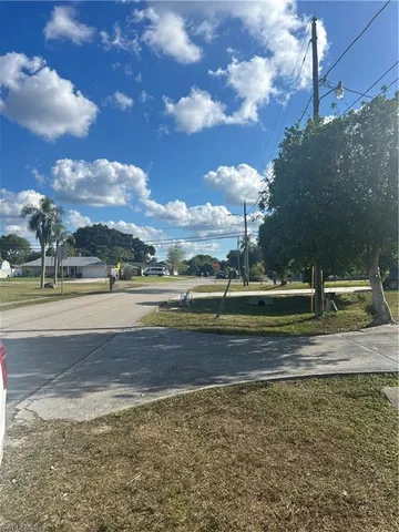 a view of a yard with a house