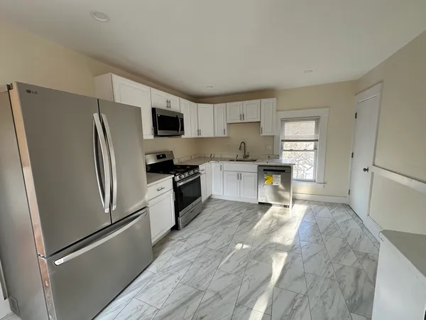 $4,250 | 64 Cedar Street, Unit 2, Wellesley, MA 02481