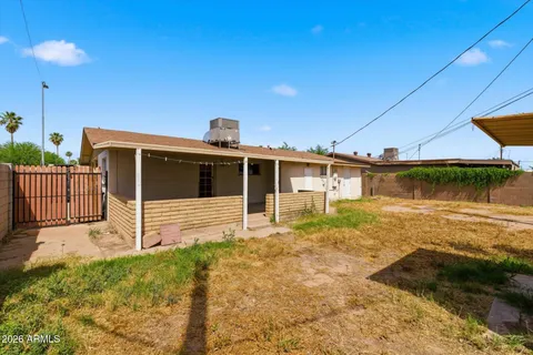 a view of a house with backyard