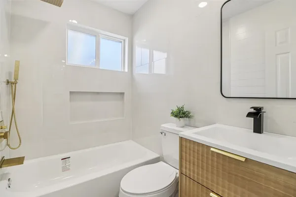 $299,700 | 2019 Magnolia Drive, La Marque, TX 77568