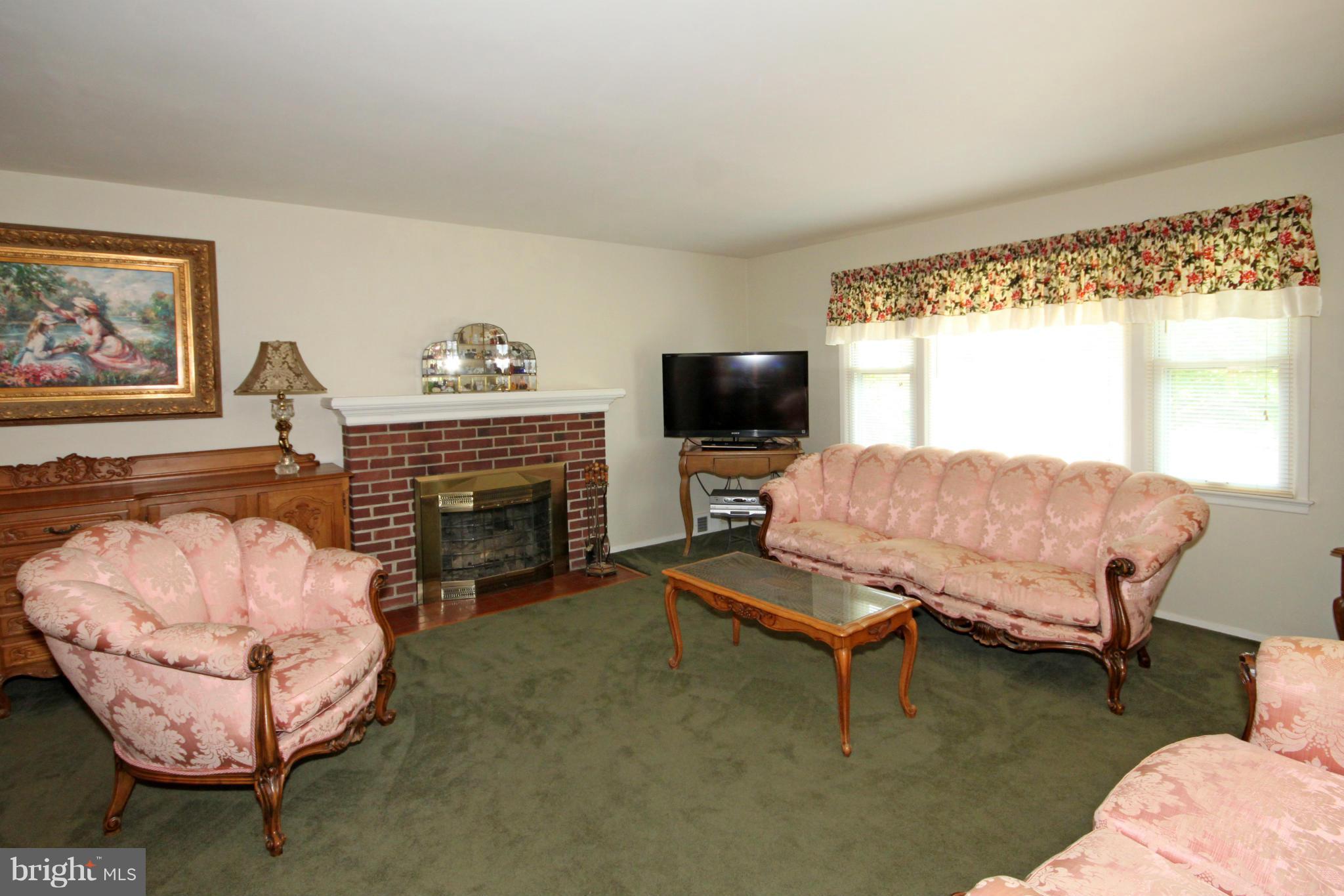 6012 Loretto Street Springfield, VA 22150 - Photo 6 of 29 Living Room