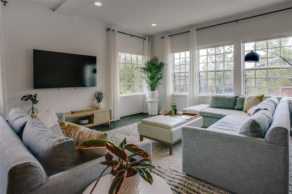 603 Finley Court Dallas, TX 75208 - Photo 16 of 40 a living room with furniture and a flat screen tv
