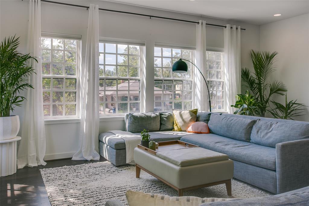 603 Finley Court Dallas, TX 75208 - Photo 17 of 40 a living room with furniture and a potted plant