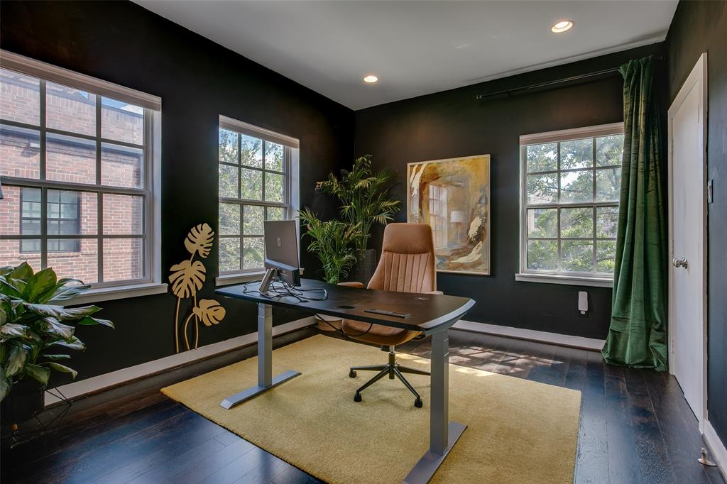 603 Finley Court Dallas, TX 75208 - Photo 20 of 40 a living room with furniture rug and window