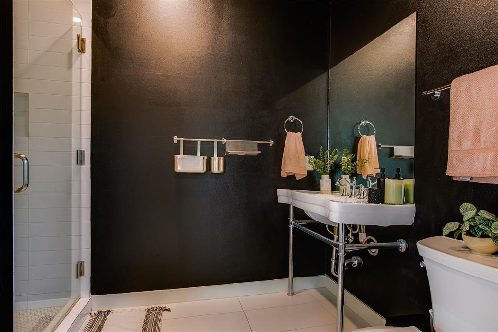 603 Finley Court Dallas, TX 75208 - Photo 21 of 40 a bathroom with a sink a toilet and mirror