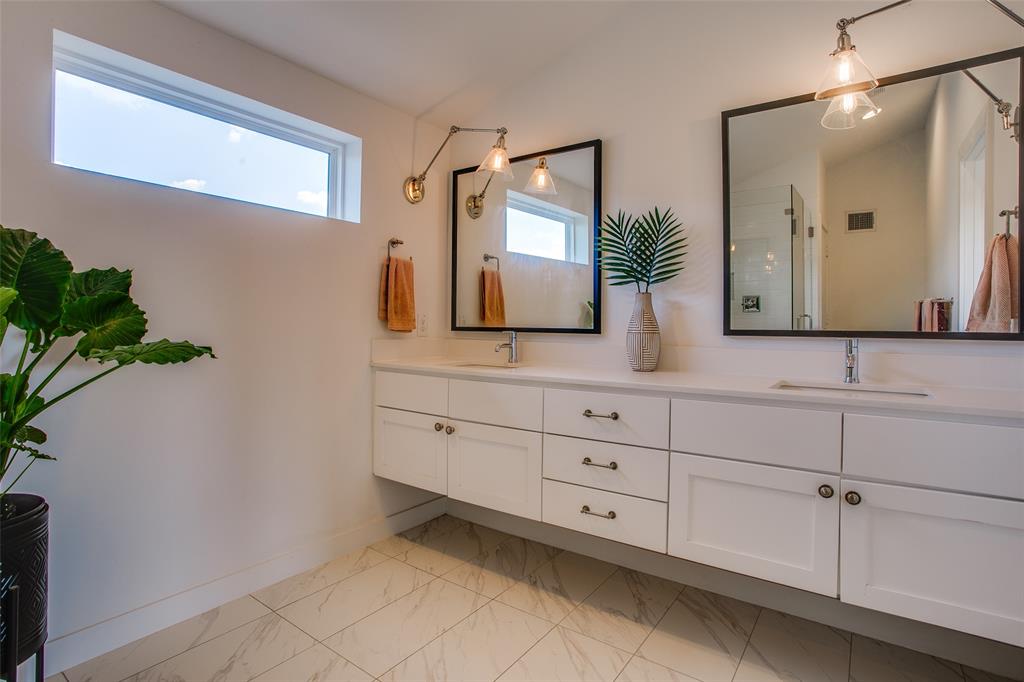 603 Finley Court Dallas, TX 75208 - Photo 25 of 40 a bathroom with a sink and a mirror