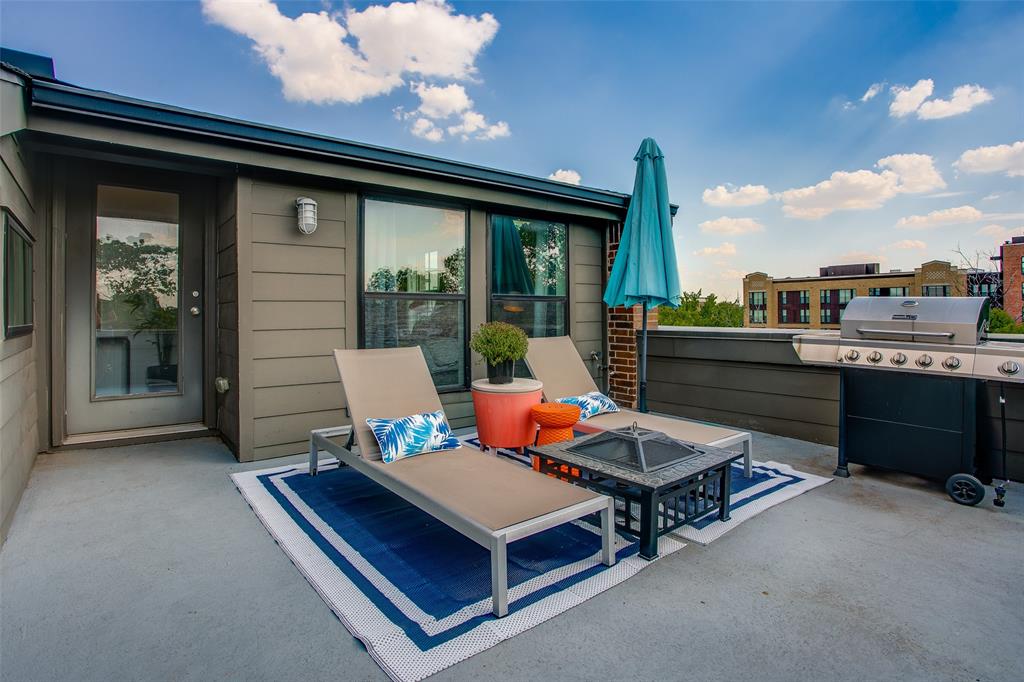 603 Finley Court Dallas, TX 75208 - Photo 31 of 40 a living room with patio furniture and a potted plant