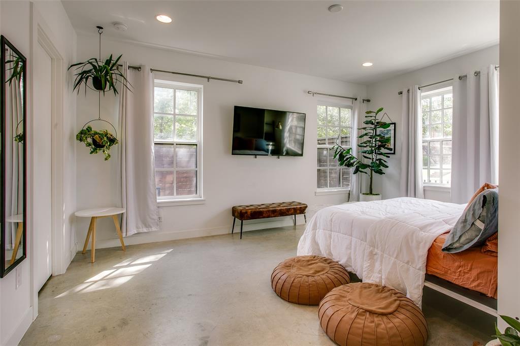 603 Finley Court Dallas, TX 75208 - Photo 4 of 40 a bedroom with furniture and a flat screen tv