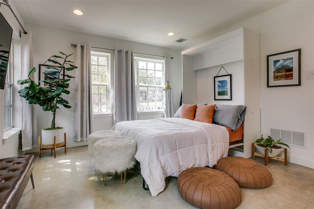 603 Finley Court Dallas, TX 75208 - Photo 5 of 40 a bed room with bed and a potted plant