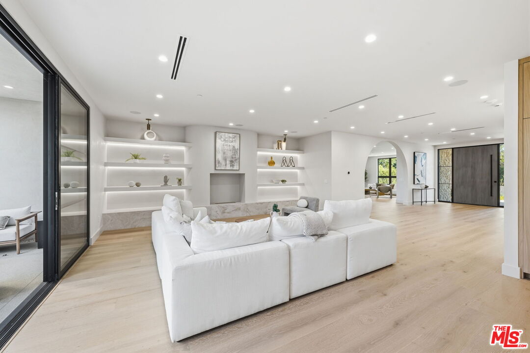 16643 Addison Street Encino, CA 91436 - Photo 4 of 32