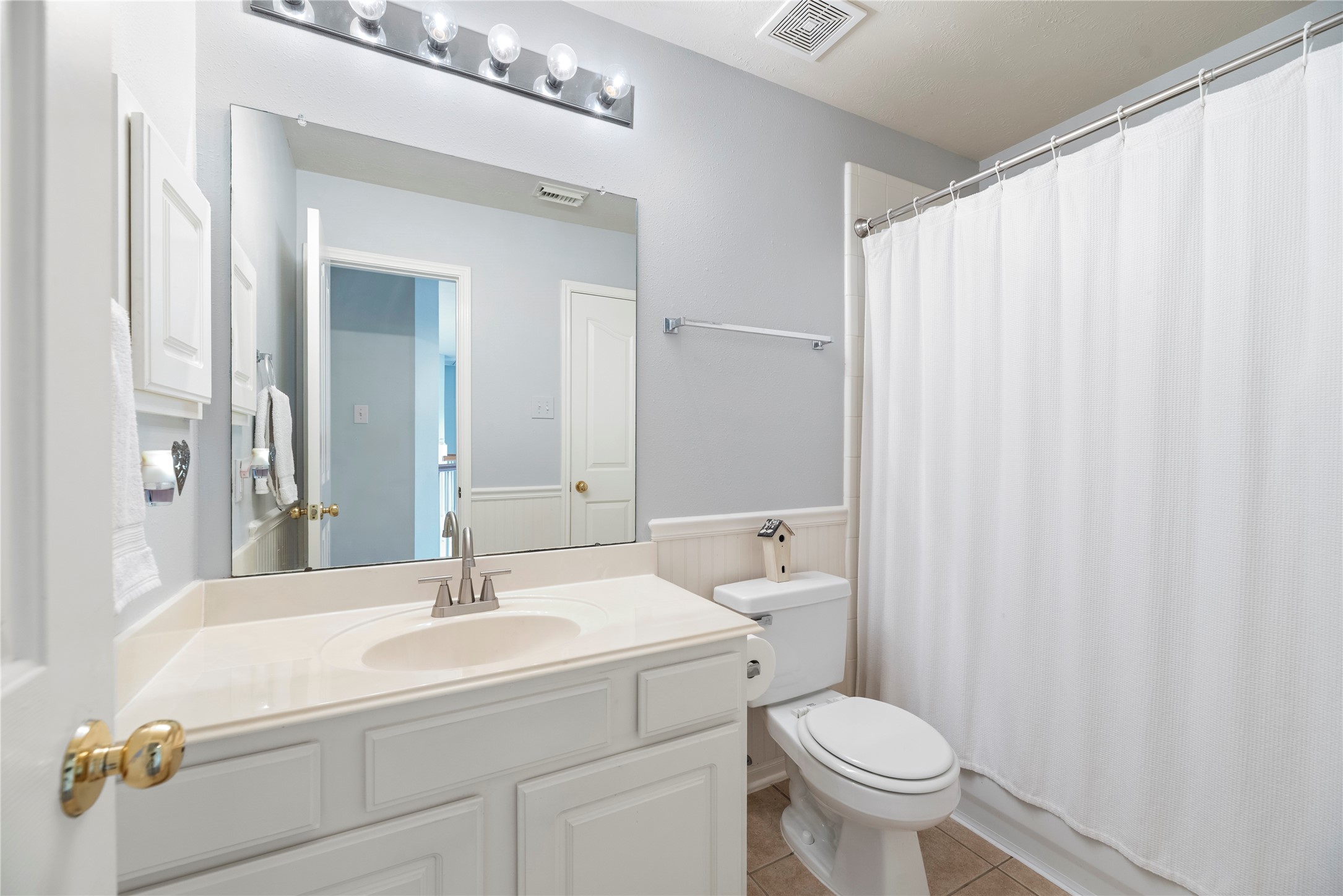 7930 Chateau Point Lane Houston, TX 77041 - Photo 31 of 34 This bathroom features a clean, modern design with white cabinetry. It is right next to third secondary bedroom.