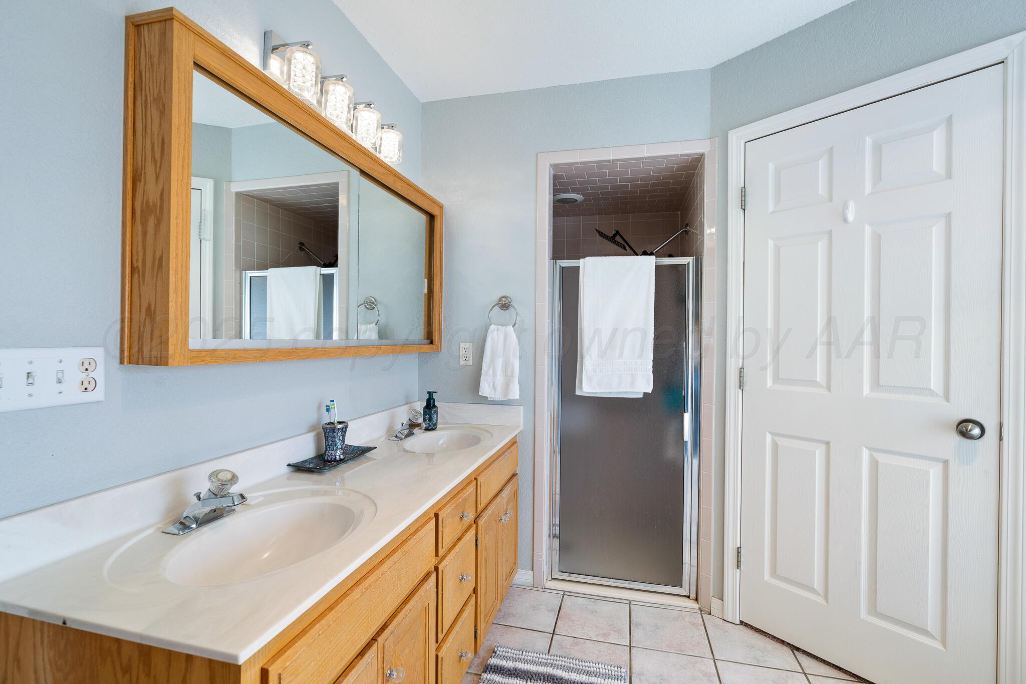 5403 Leo Lane Amarillo, TX 79110 - Photo 9 of 17 Main Bathroom