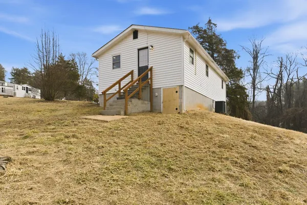 a view of a house with a yard